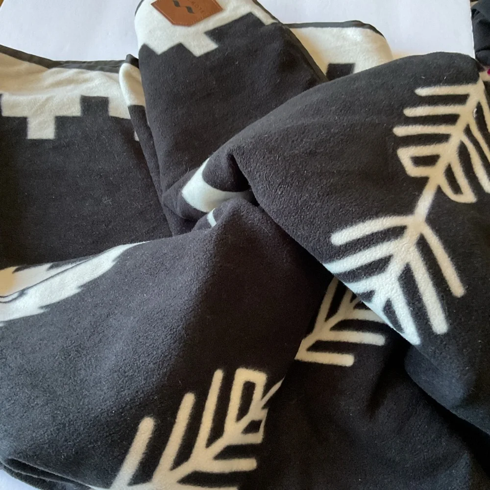 SLOWTIDE JERICHO FLEECE CAMP BLANKET TRIBAL PRINT IN BLACK AND WHITE NWOT